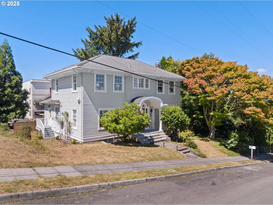 677 17th St, Astoria, OR 97103 - Image #2