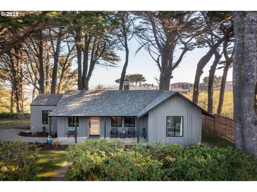 390 4th St Sw, Bandon, OR 97411 - Image #2