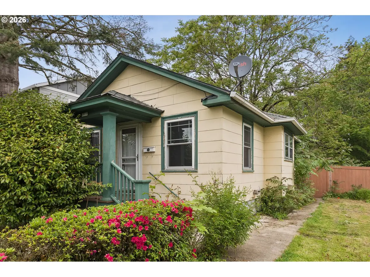 8521 SE Yamhill St, Portland, OR 97216 - #1