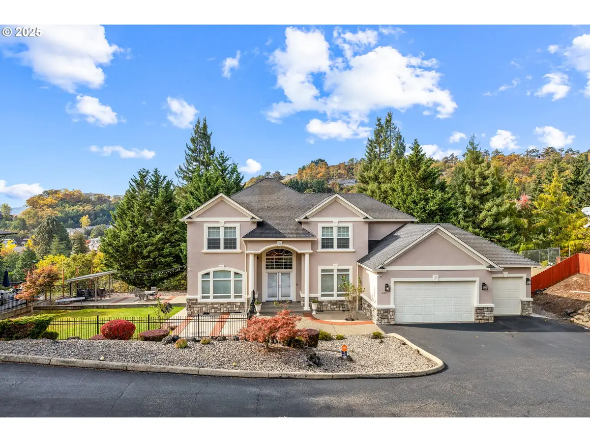 2744 NW Daysha Dr, Roseburg, OR 97471 - Image #1