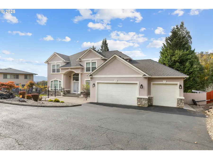 2744 NW Daysha Dr, Roseburg, OR 97471 - Image #2