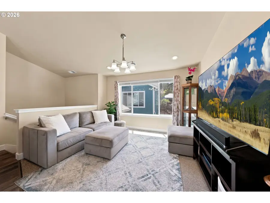 563 S State St, Sutherlin, OR 97479 - #3