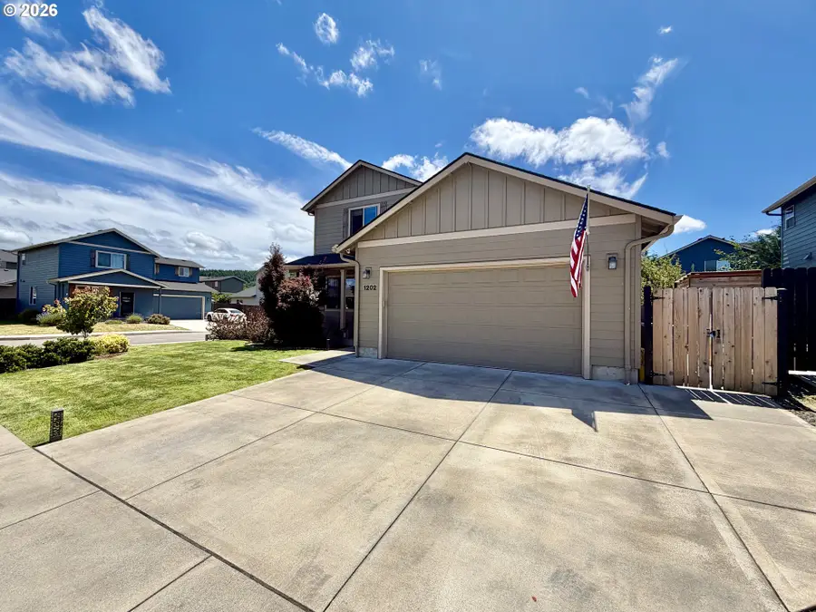 1202 Albatross Ct, Sweet Home, OR 97386 - #2