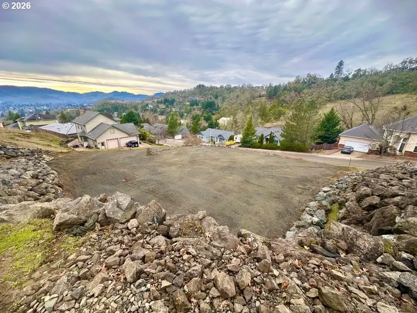 2957 NW Daysha Dr, Roseburg, OR 97471 - Image #1