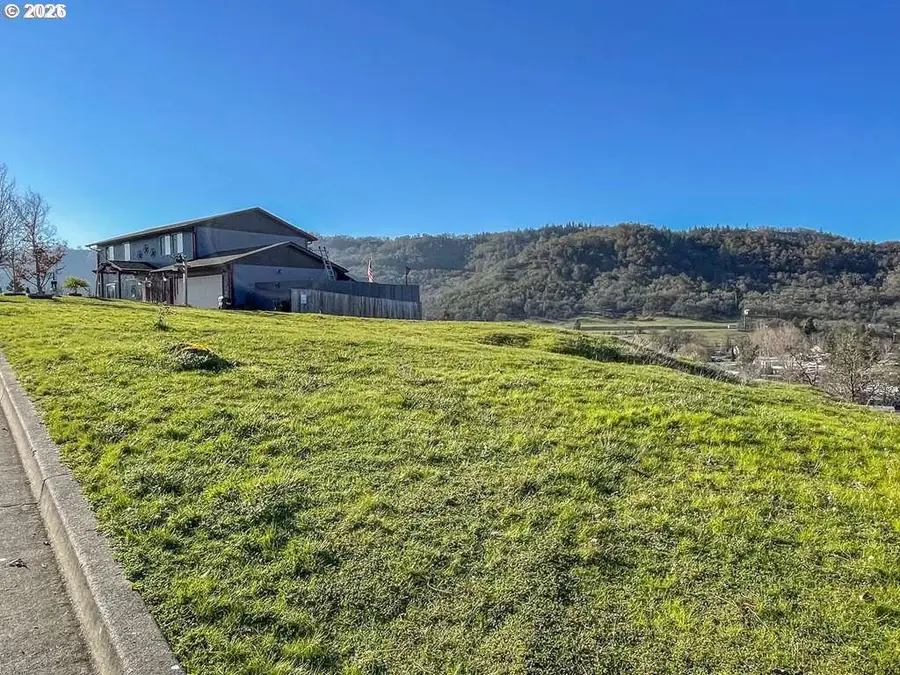 448 N View Dr, Roseburg, OR 97470 - #3
