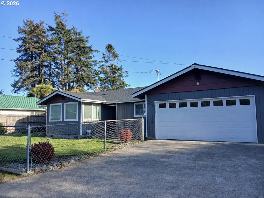 309 S Hazel St, Brookings, OR 97415 - #2