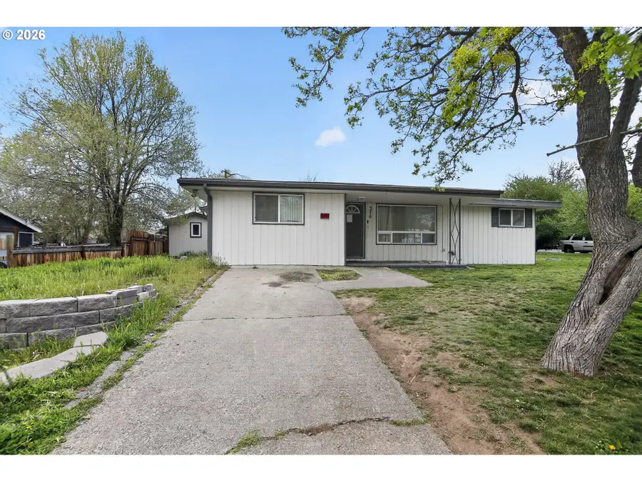 376 NE Chestnut St, Madras, OR 97741 - #3