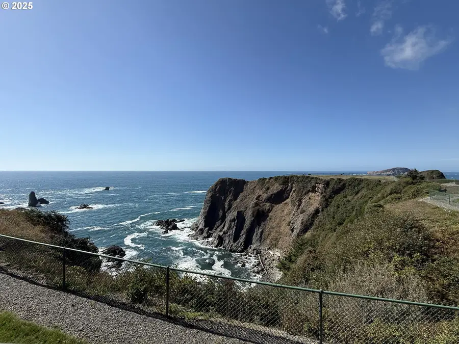 1305 Moore St #402, Brookings, OR 97415 - Image #3