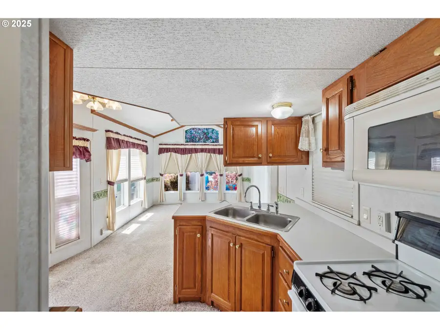 28 Easy St, Florence, OR 97439 - Image #2