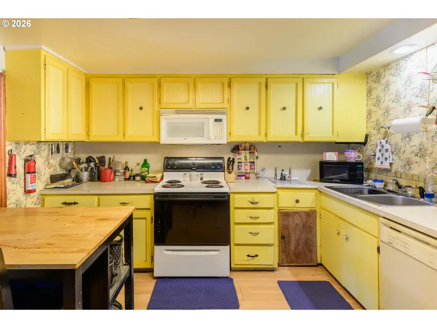 2167 Jackie Ave, Roseburg, OR 97471 - #3