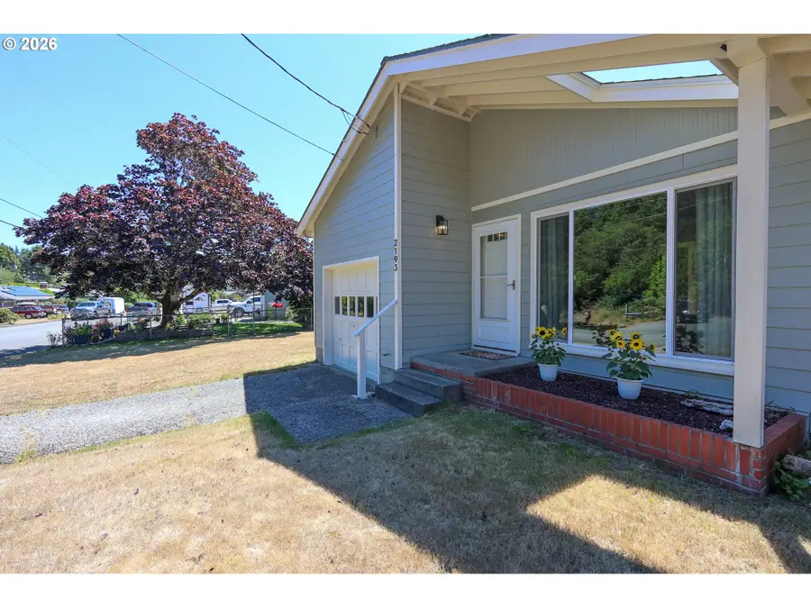 2193 Juniper Ave, Coos Bay, OR 97420 - #2