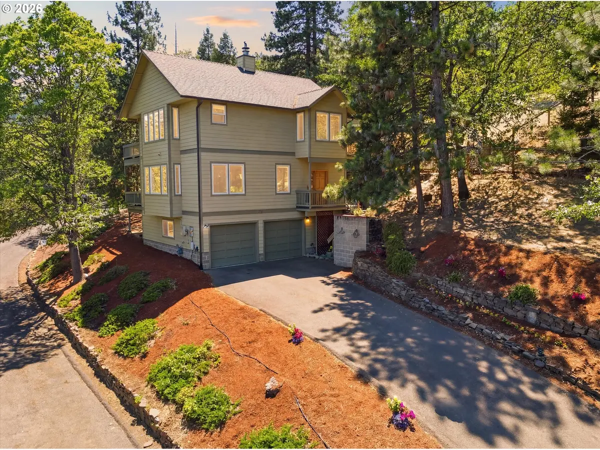 215 Piedmont Dr, Ashland, OR 97520 - #1