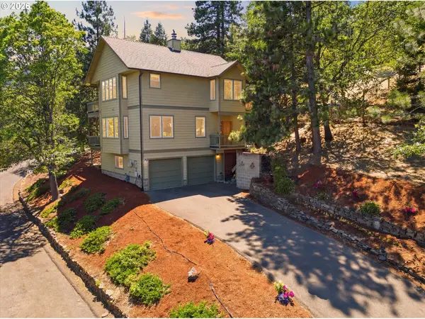 215 Piedmont Dr, Ashland, OR 97520