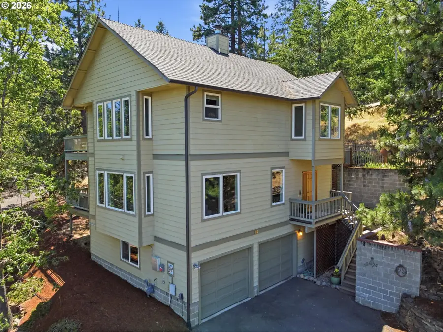 215 Piedmont Dr, Ashland, OR 97520 - #3