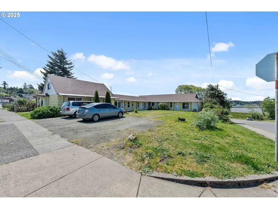 1902 Monroe St, North Bend, OR 97459 - Image #2
