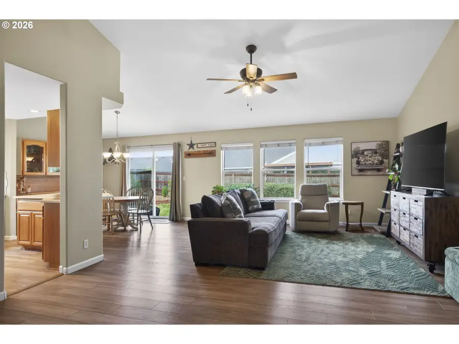 2561 Golfview Ave, Sutherlin, OR 97479 - #3