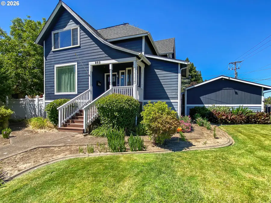952 E Main St, Monmouth, OR 97361 - #2