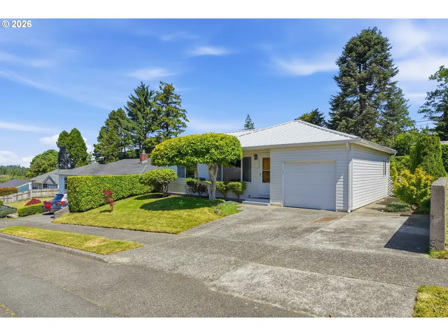 1716 Juniper Ave, Coos Bay, OR 97420 - #3