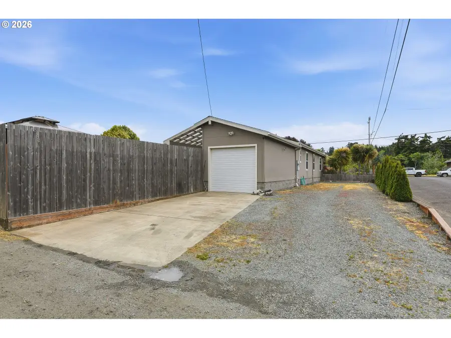 2294 Marion St, North Bend, OR 97459 - #3