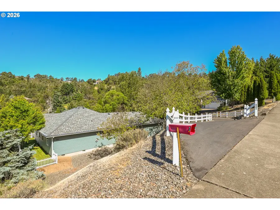 2804 NW Daysha Dr, Roseburg, OR 97471 - #3
