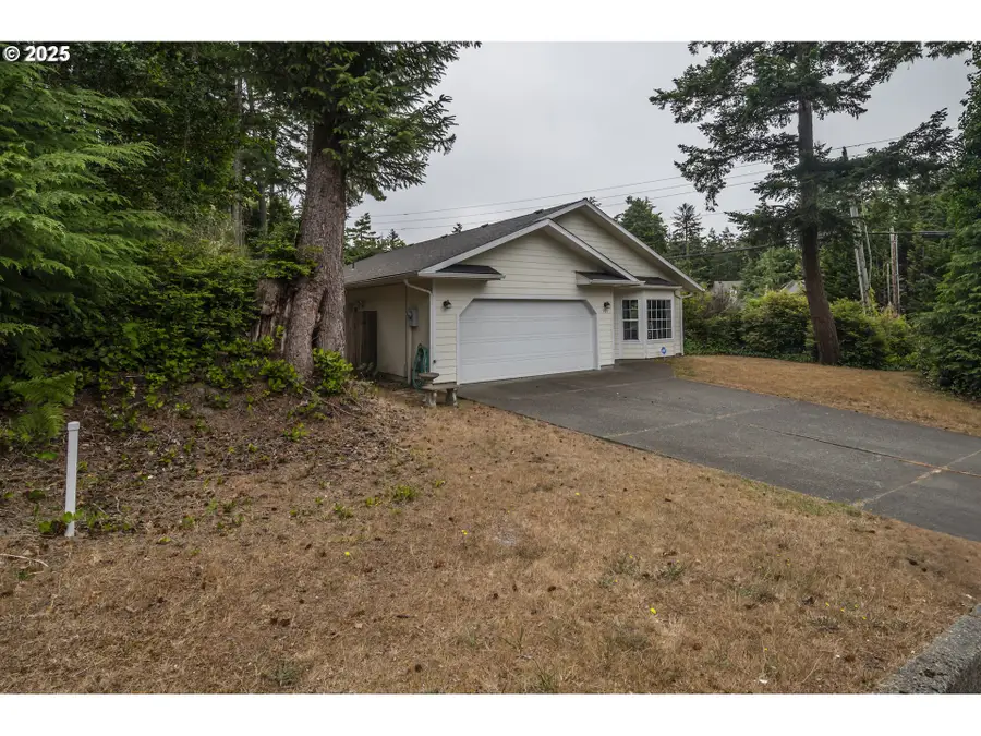 903 Chickses Dr, Coos Bay, OR 97420 - Image #2