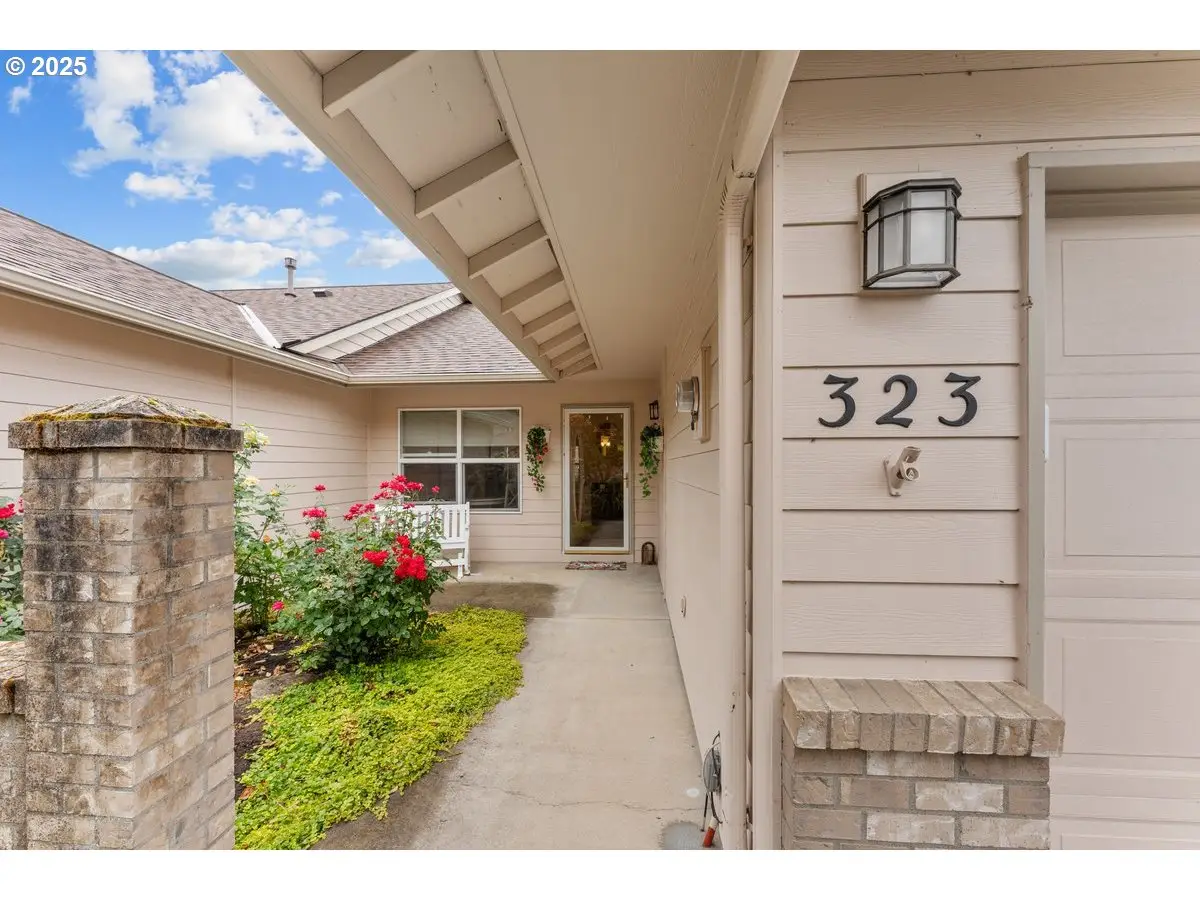 323 NE Fircrest Pl, McMinnville, OR 97128 - Image #1