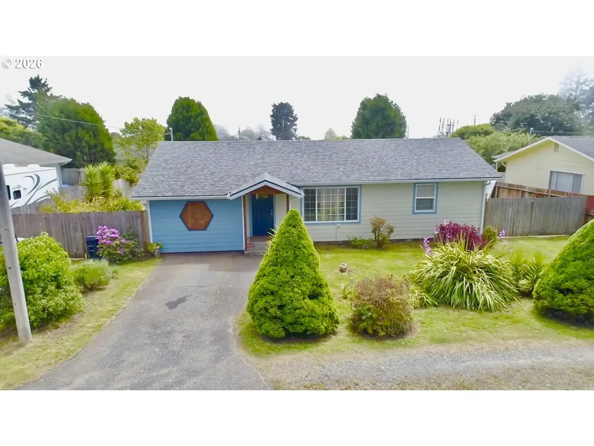 321 Maple St, Brookings, OR 97415 - #1