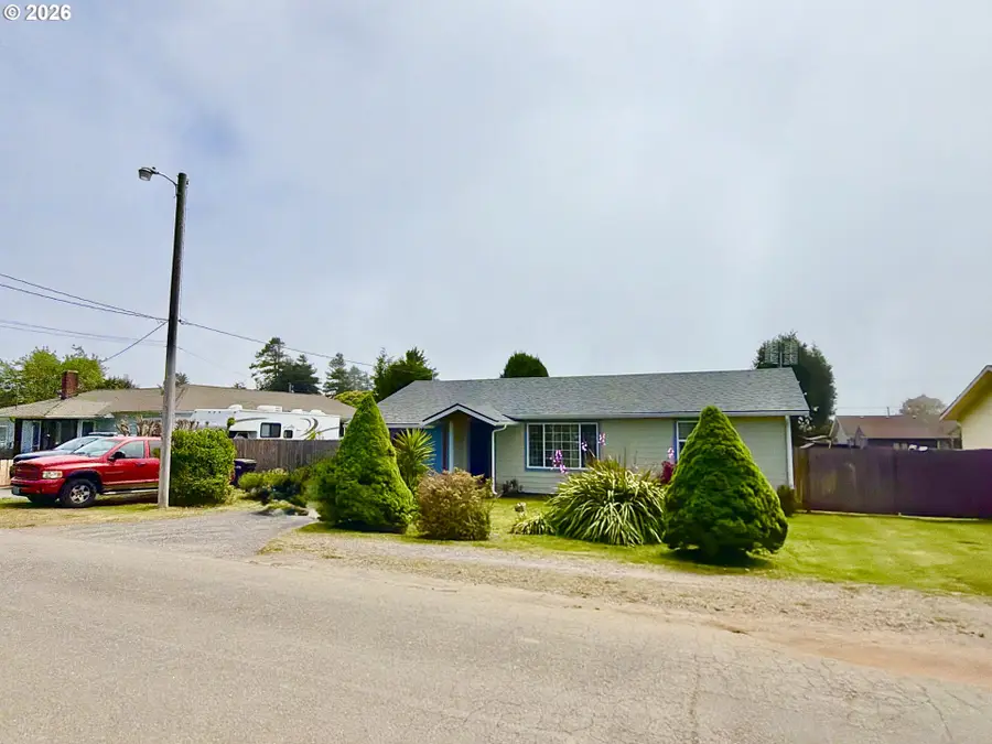321 Maple St, Brookings, OR 97415 - #2