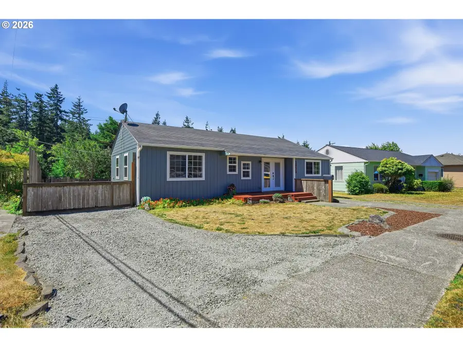 1803 Juniper Ave, Coos Bay, OR 97420 - #3