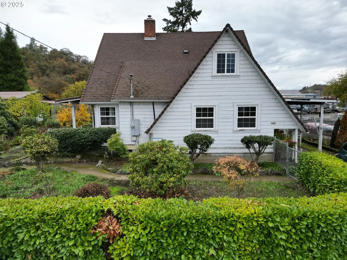 202 NE Fulton St, Roseburg, OR 97470 - Image #1