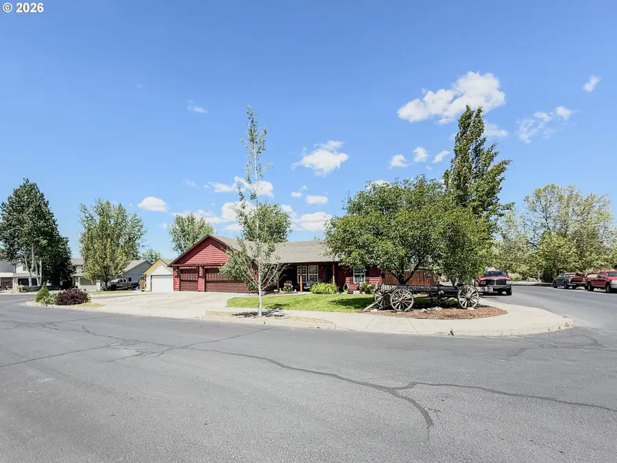 699 NE Fieldstone Ln, Prineville, OR 97754 - #3