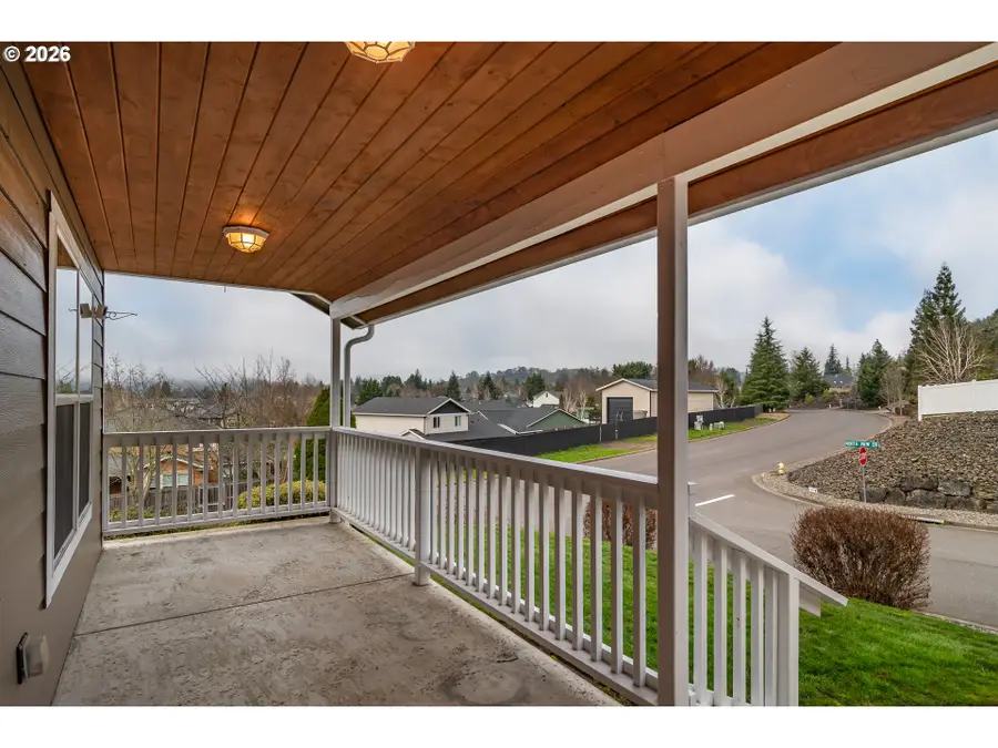 902 N View Dr, Winchester, OR 97495 - Image #2