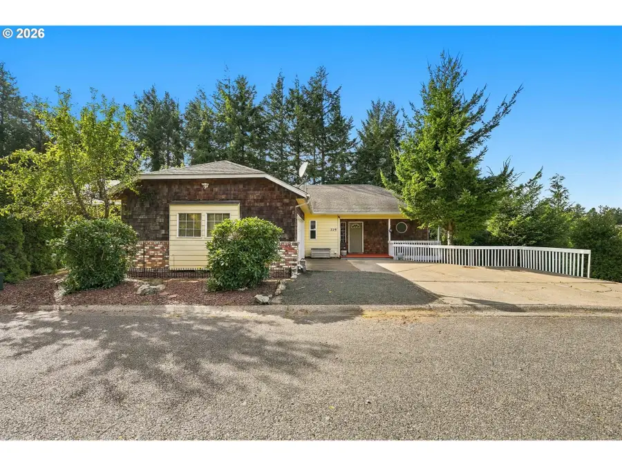 729 N 8th St, Coos Bay, OR 97420 - #3