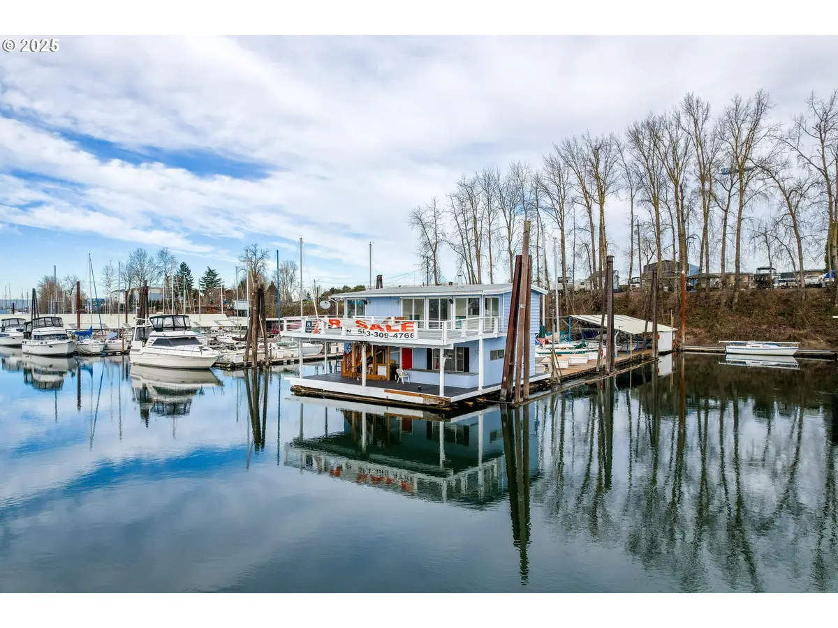 300 NE Tomahawk Island Dr #E10, Portland East, OR 97035 - Image #1