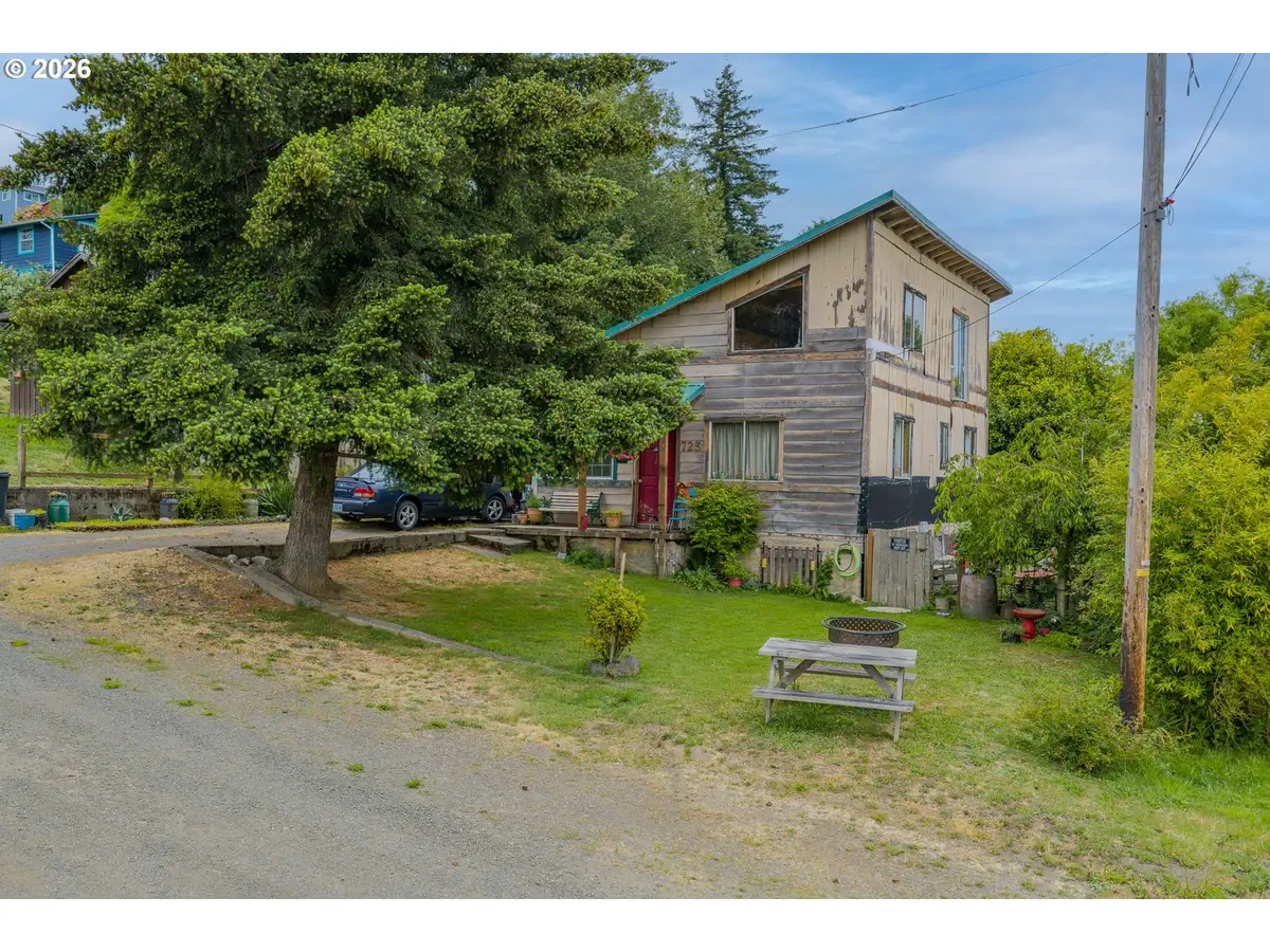 725 B St, Myrtle Point, OR 97458 - #1