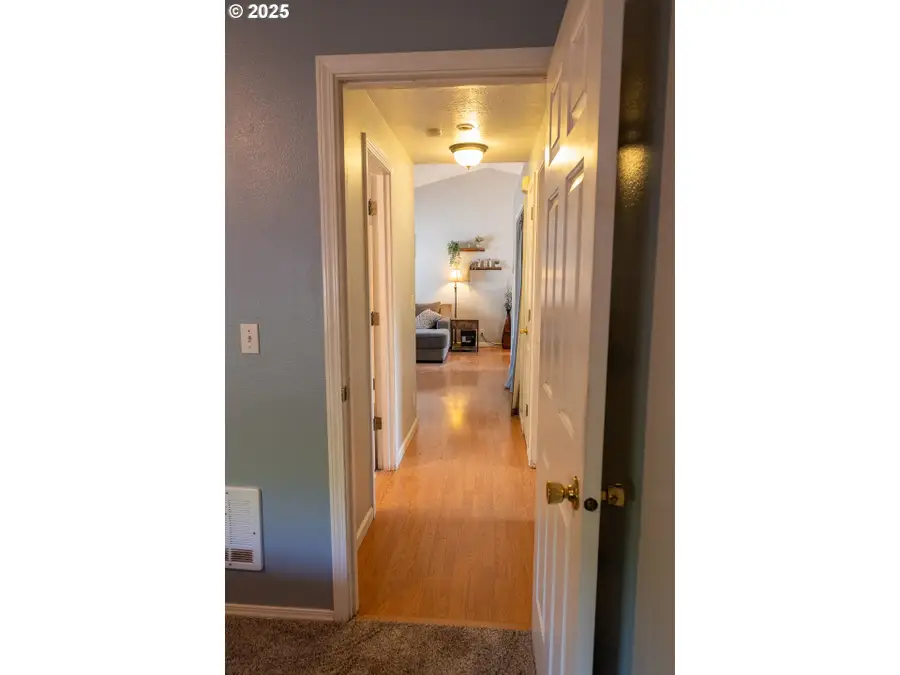 689 Blue Jay Loop, Creswell, OR 97426 - Image #3