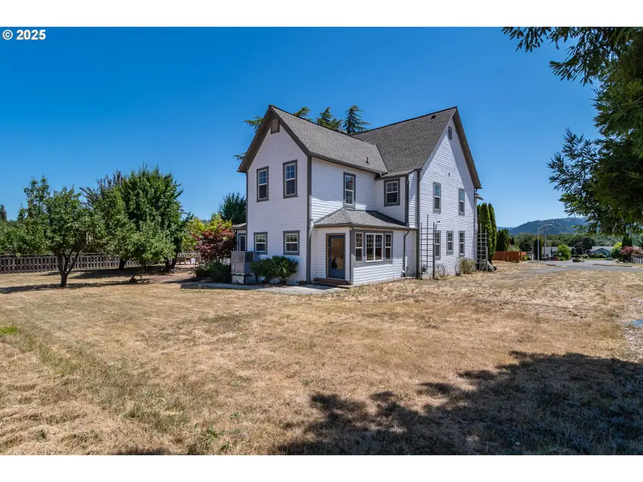 13224 SE Lookingglass Rd, Winston, OR 97496 - Image #2