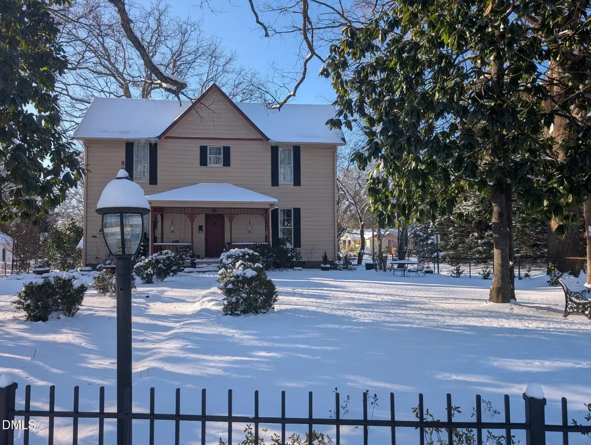 916 W Davis Street, Burlington, NC 27215 - #1