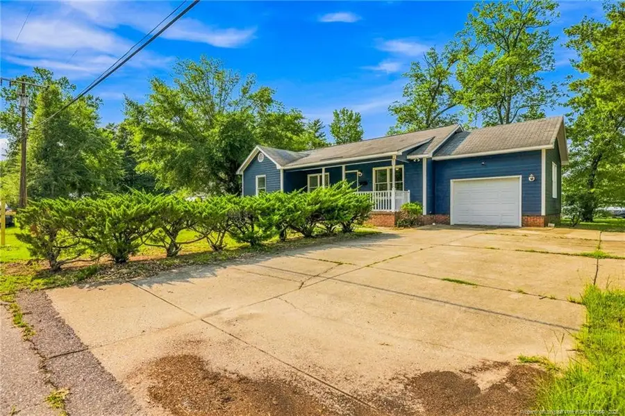 302 W 6th Avenue, Raeford, NC 28376 - #3