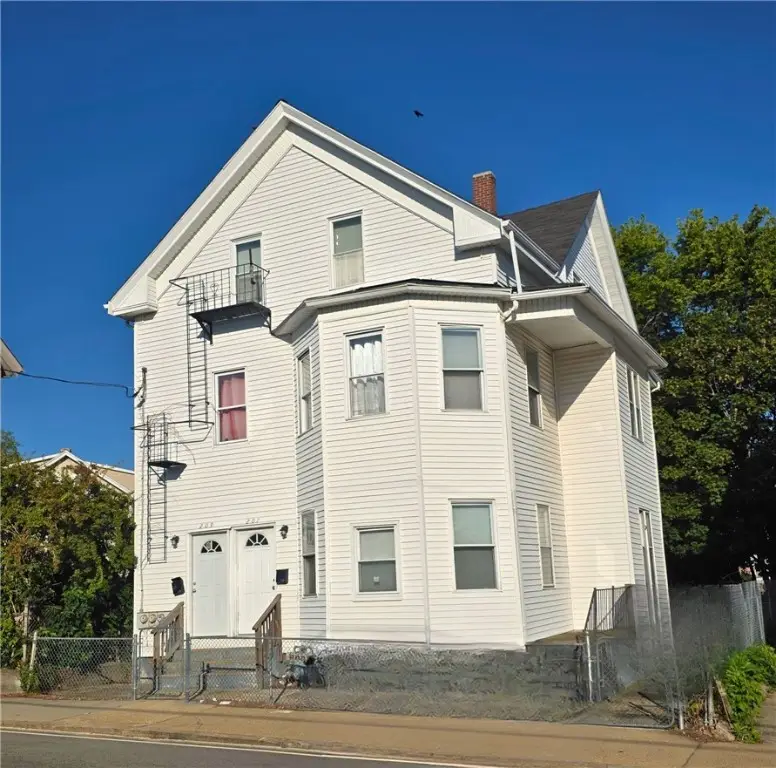 207 Pawtucket Avenue, Pawtucket, RI 02860 - Image #1