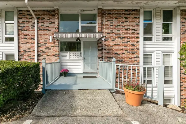 345 Main Road #204, Tiverton, RI 02878