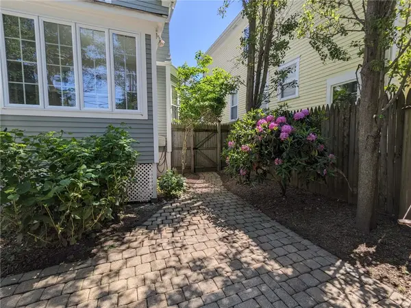 16 Dartmouth Street, Newport, RI 02840