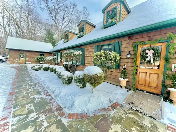 66 Essex Manor Lane, North Kingstown, RI 02874