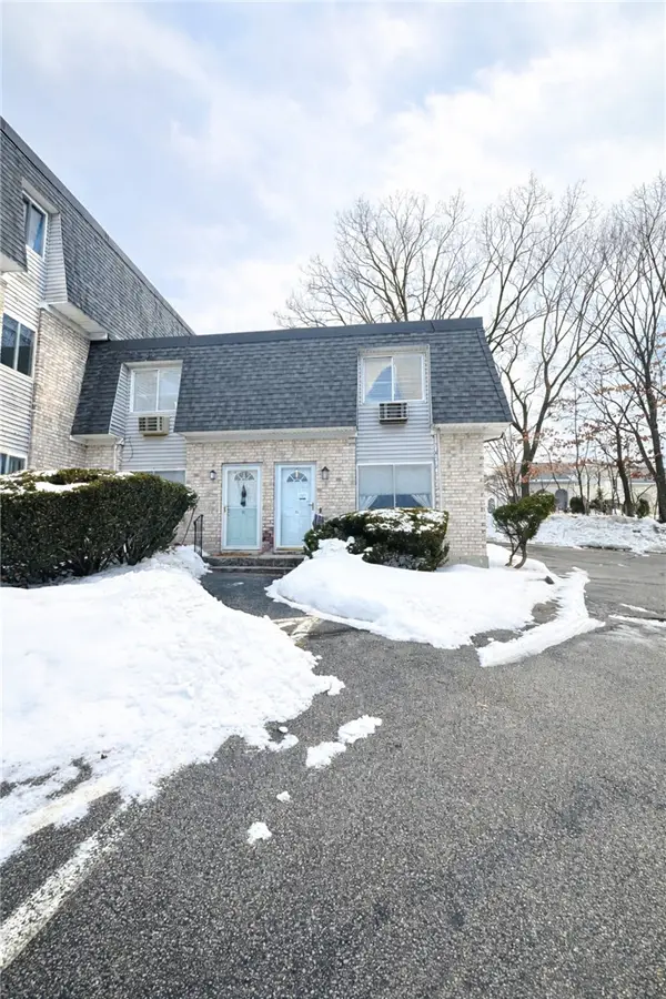 1560 Douglas Avenue #TH54, North Providence, RI 02904