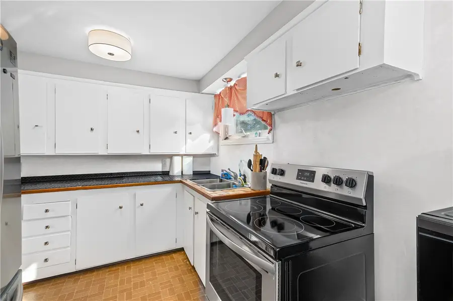 28 Hoyt Street, Warwick, RI 02886 - #3