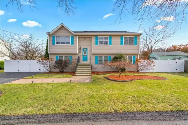 12 Railroad Row, Warwick, RI 02886