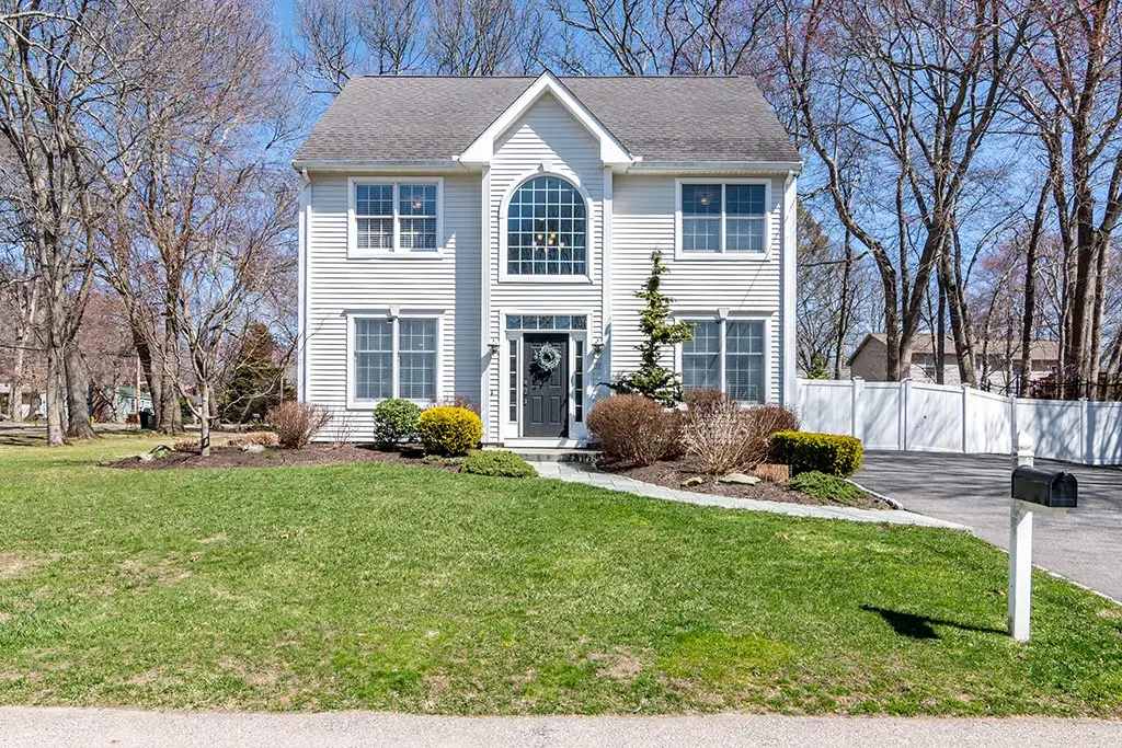 33 Twin Leaf Trail, Saunderstown, RI 02874 - #1