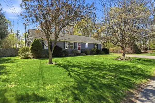 1 Roslyn Avenue, Bristol, RI 02809
