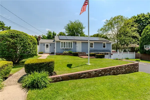 7 Oakcrest Drive, North Providence, RI 02904