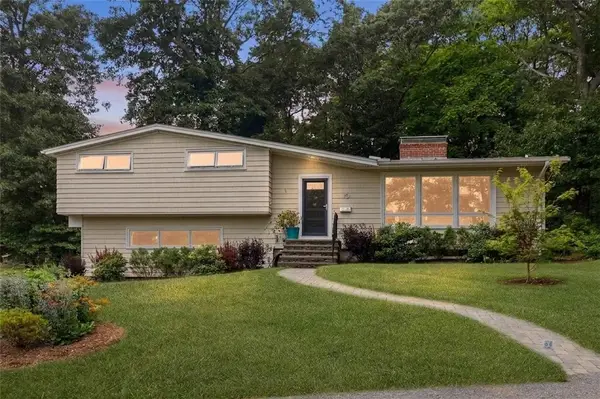 10 Guzeika Road, North Kingstown, RI 02852